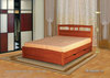 кровать с деревянной спинкой