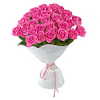 большой букет розовых роз в белой бумажной обертке перевязанный розовой лентой