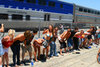 Демонстрация голых ягодиц или Amtrak Mooning в Лагуне Нигель, США