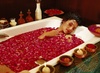 ванна с лепестками роз и свечами