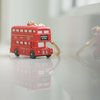 Брелок, браслет или брошка с лондонским автобусом или будкой)
