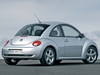 Серебристый Volkswagen New Beetle