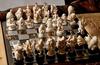 Шахматные фигурки и доска, выполненные в оригинальном стиле
