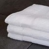 Большое белое махровое полотенце