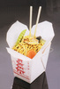 китайская еда в бумажной коробке