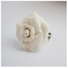кольцо с белой розой