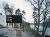 Дом в лесу на берегу озера
