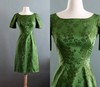 атласное зелёное платье