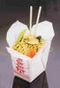 Китайская еда в бумажной коробочке