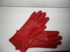 красные кожаные перчатки