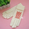 Вязаные белые перчатки