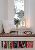 кровать у окна с книжной полкой