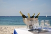 пить шампанское на берегу моря или океана