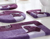 Фиолетовый коврик в ванную
