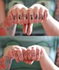 татуировку на пальцах
