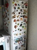 много магнитиков на холодильник