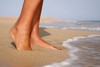 зарывать ноги в песок