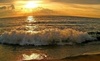 Любоваться морскими волнами при закате солнца