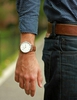 Мужские часы с коричневым ремешком и большим циферблатом
