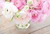 Розовые и белые цветы (особенно лютики, гвоздики и розы на короткой ножке)