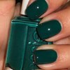 Зеленый лак для ногтей
