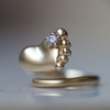 Кольцо Пяточка из золота с бриллиантами
