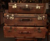 Старый винтажный чемодан под кожу или кожаный с "клепками" или металлическими штуковинами на углах. А лучше два чемодана :)))