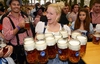 Oktoberfest в Мюнхене большой компанией