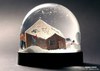 Стеклянный шар со снегом внутри