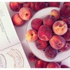 Peach avec du fromage cottage