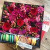 коробочка с цветами и макарунами