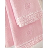 Большое пушистое махровое полотенце нежного розового цвета