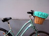 Красивая плетеная корзина для велосипеда