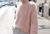 пушистый розовый свитер