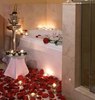 Ванна с лепестками роз при свечах