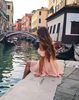 Сидеть на краю венецианского канала в ожидании клубничного мохито