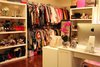 Модный гардероб в гардеробной комнате