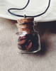 «Кулон» Кулон в виде миниатюрной баночки, заполненной кофейными зернами.