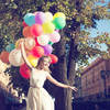 По фотографироваться в праздничном платье и с воздушными шарами в городе