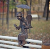 увидеть памятник  "Ангел, читающий книгу", в парке Питера (Россия)