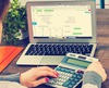 Грамотно распоряжаюсь деньгами ,виду учет затрат и получики ,10 % откладывпю каждый месяц.Домашняя бухгалтерия