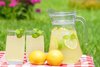 делать летом домашний лимонад и клубничную воду