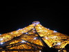 Загадать желание, стоя под Эйфелевой башней в Париже