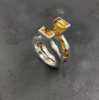 Расколотое кольцо от OSSA с желтым или бледно-желтым камнем