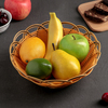 плетенная или деревянная миска для фруктов