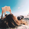 Читать книгу на морском пляже