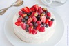 йогуртовый/сметанный торт с кучей ягод