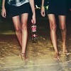"стоять по колено в воде и пить виски с горла"