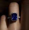 Кольцо из белого золота с натуральным синим сапфиром прямоугольной/квадратной формы в обрамлении бриллиантов