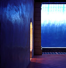 синие стены